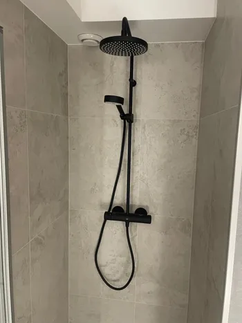 Dusjnisje med sort takdusj, hånddusj og termostatbatteri